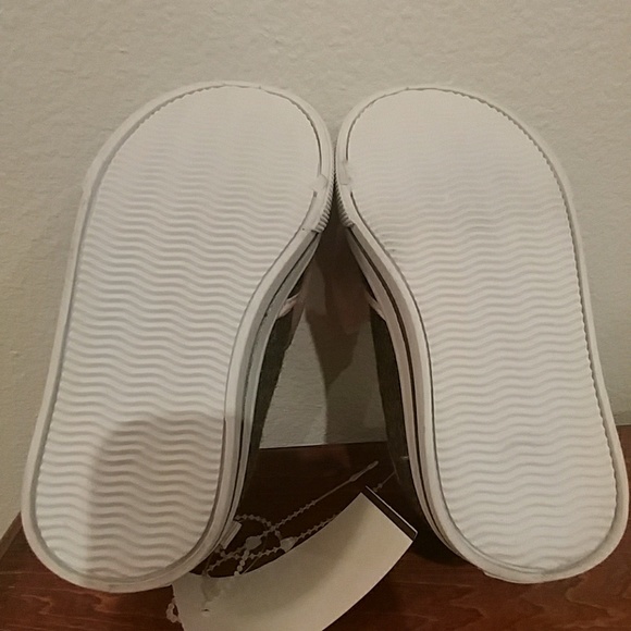 OshKosh B'gosh gray slip-on sneaker w/ pink bow - Picture 3 of 8